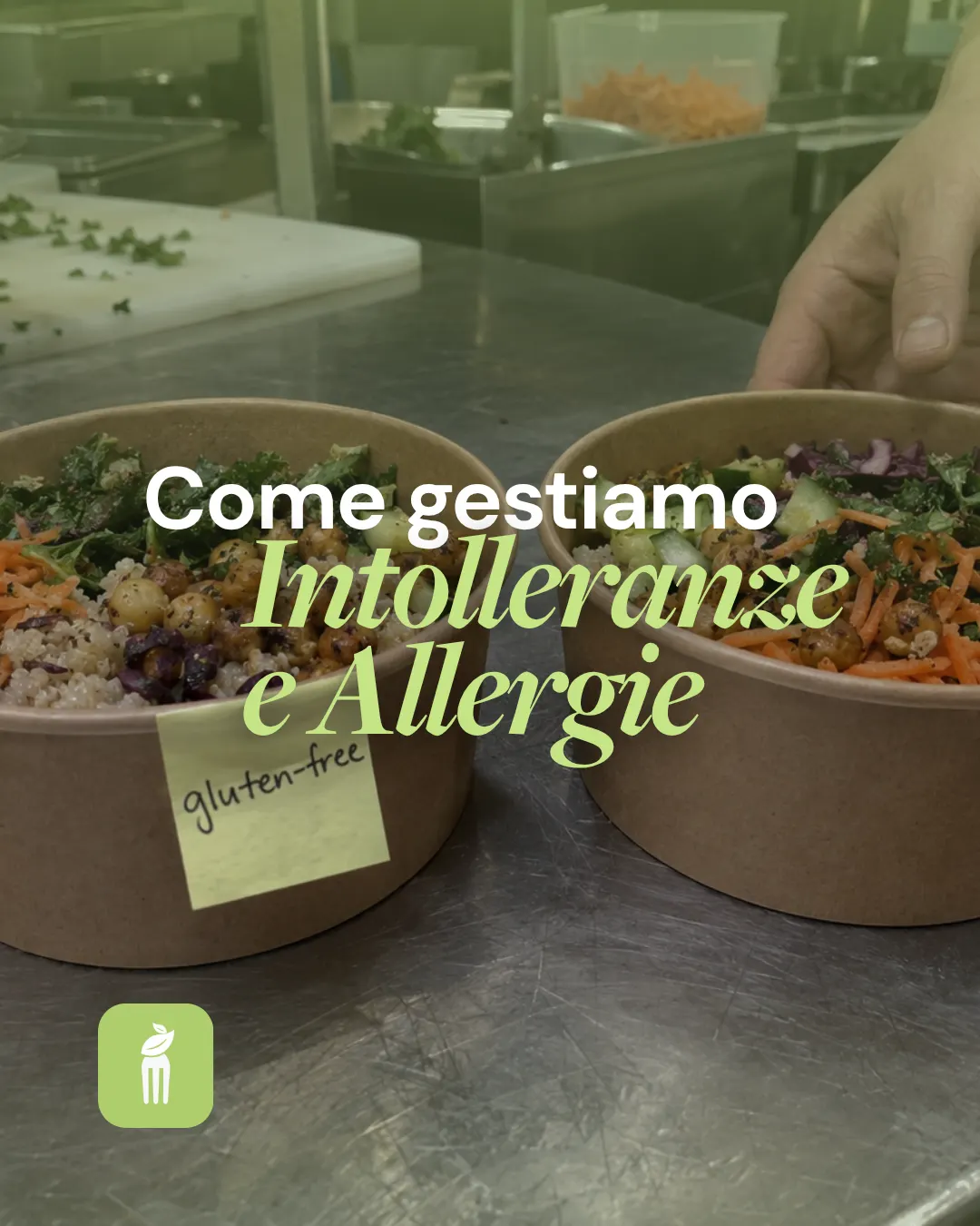 Due bowl di cereali, ceci e verdure in cucina, una con etichetta gluten-free. Testo: Come gestiamo intolleranze e allergie.