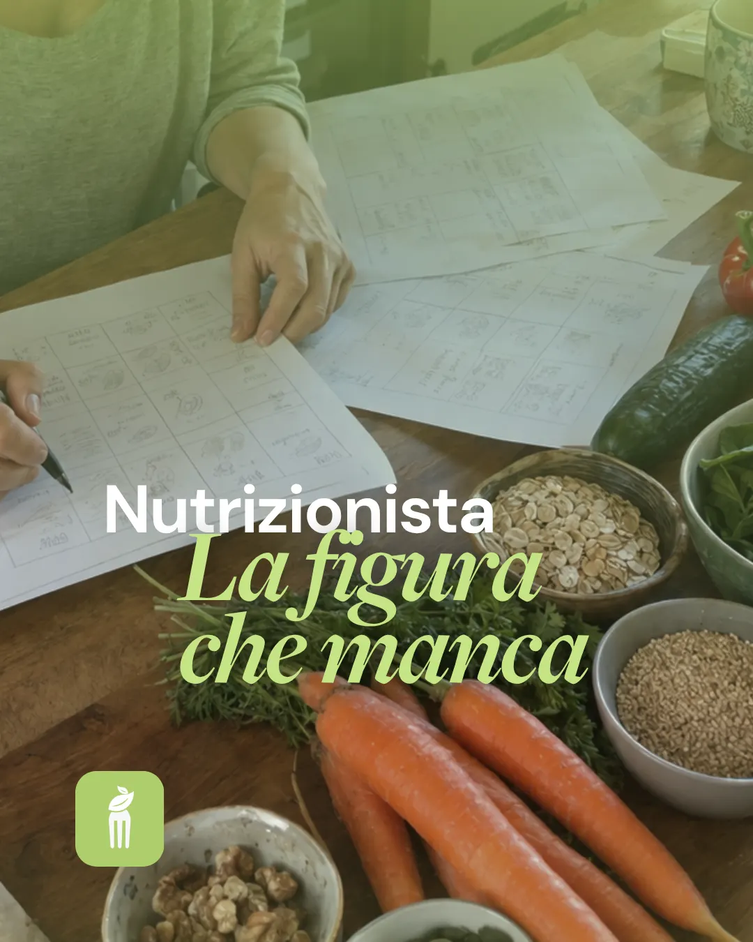 Mani che compilano schede di menù accanto a carote, cereali e noci. Testo: Nutrizionista, la figura che manca.