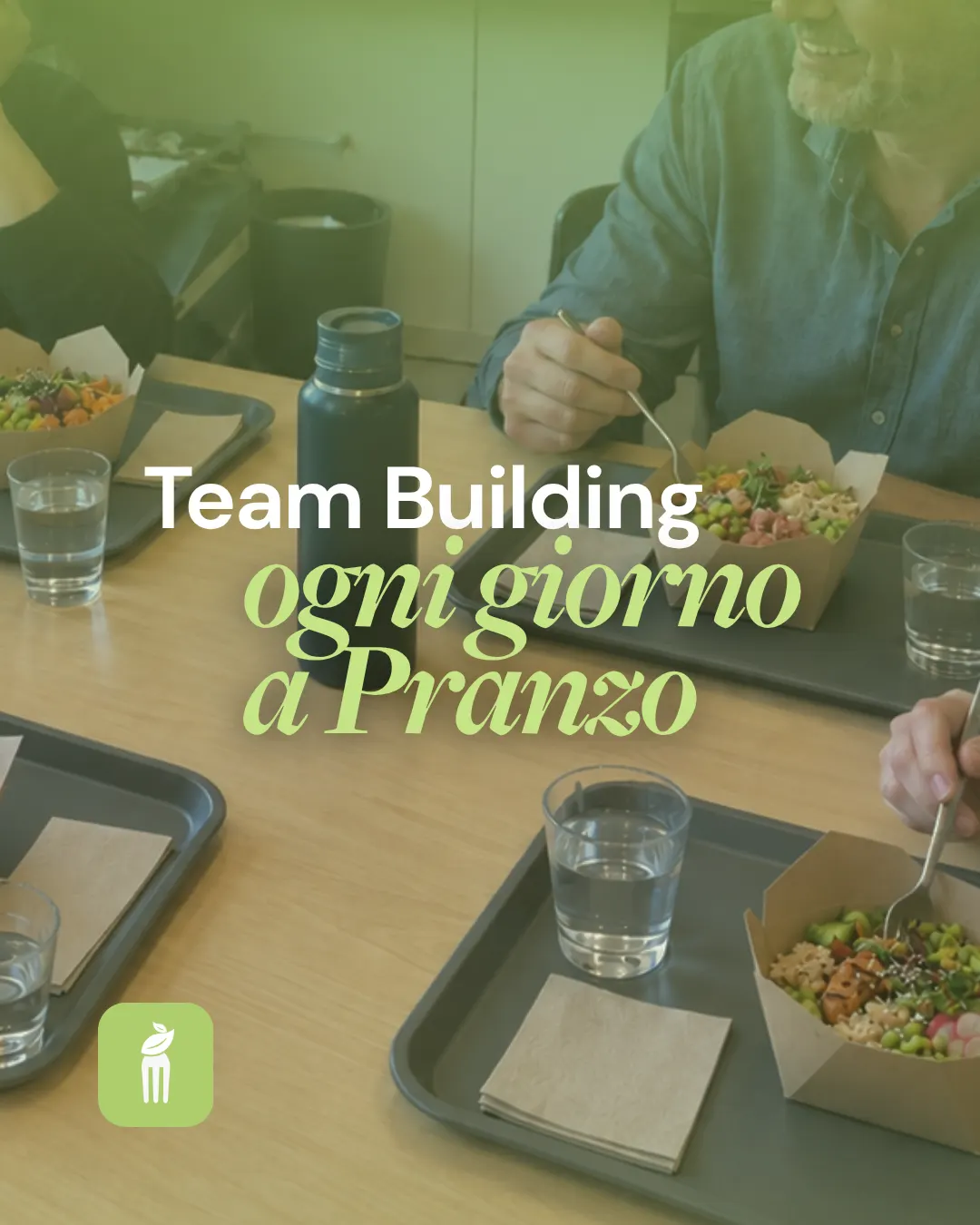 Colleghi a pranzo con bowl di verdure su vassoi. Testo: Team building ogni giorno a pranzo.
