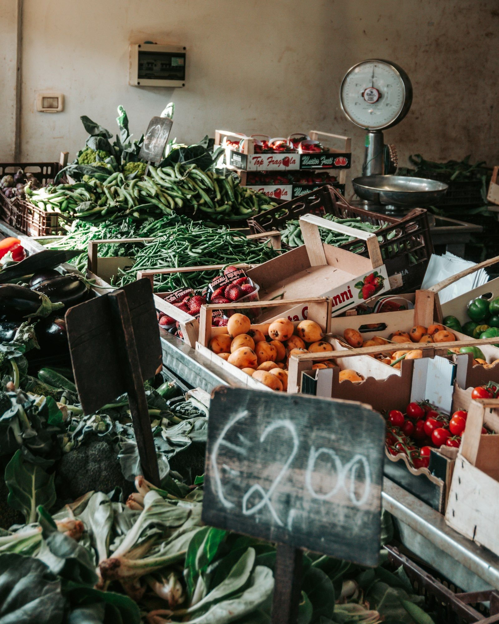 Cassette di verdure fresche al mercato con il cartellino del prezzo